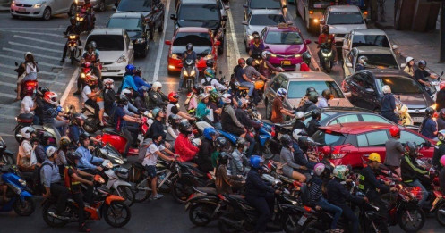 Từ xe xăng đến xe điện: Cuộc chuyển mình cần nhiều hơn một cú hích chính sách