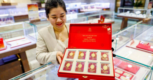 Giá vàng hôm nay 7/8/2025: Thế giới giảm mạnh, SJC và nhẫn trơn trên đỉnh