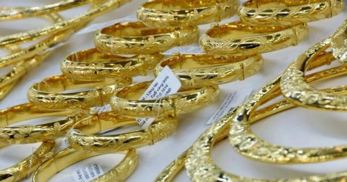 Giá vàng trong nước giảm nhanh, nhiều người chưa kịp bán