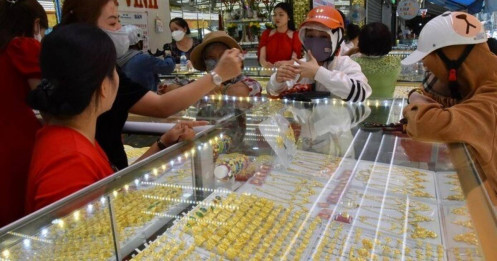 Ngược dòng thế giới, giá vàng miếng SJC neo cao chót vót