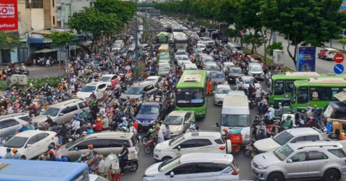 Lo ngại ùn tắc vì 'né' vùng cấm xe xăng ở Hà Nội, TP HCM