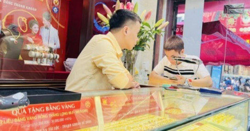 Vàng lại “nóng”: Người dân xếp hàng mua từ sáng sớm