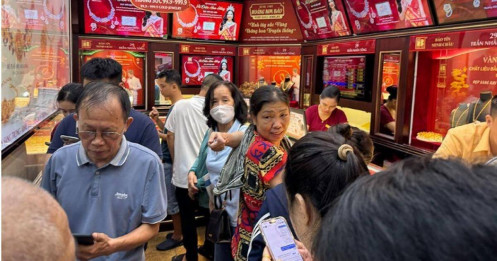 Đội mưa mua vàng, khách tự tin “giá sẽ còn tăng”