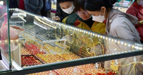 Giá vàng miếng SJC cao chót vót, nên mua hay bán?