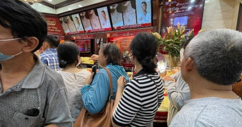 Mua vàng đúng lúc "đu đỉnh", người đàn ông thú nhận: Mất ngủ suốt cả tháng