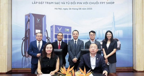 V-Green của tỷ phú Phạm Nhật Vượng “biến” FPT Shop thành trạm sạc và đổi pin VinFast