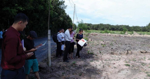 Đất nền tỉnh chờ vận may sáp nhập