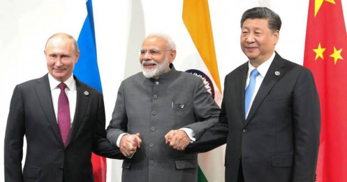 Ấn Độ và “bước nhảy ba chiều”: Giữa gọng kìm thuế Mỹ, dầu Nga giá rẻ và cái bắt tay dè chừng với Trung Quốc