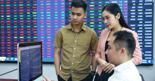 Chứng khoán lên sát đỉnh: Bức tranh tươi sáng với những 'con số đẹp'