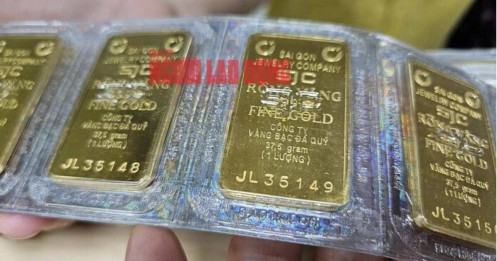 Tiệm vàng nhỏ đẩy giá vàng miếng SJC vượt 130 triệu đồng/lượng
