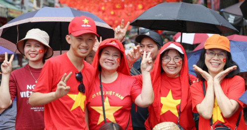 Nhiều ngân hàng chi trả hơn 1.100 tỉ đồng quà tặng 100.000 đồng cho người dân