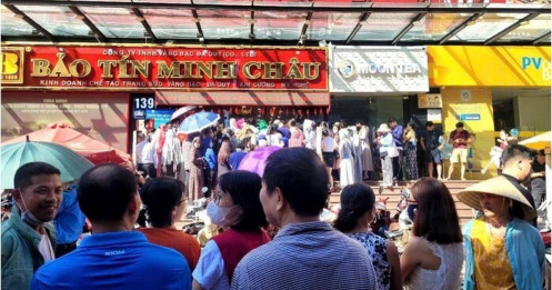 Nghẹt thở trước tiệm vàng, hàng trăm người xếp hàng chờ mua khi giá vàng lên đỉnh lịch sử