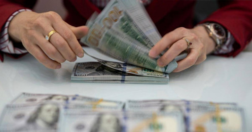 Nhiều ngân hàng niêm yết giá bán USD kịch trần