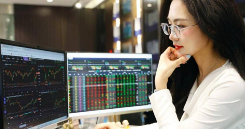 Thay vì "ngồi canh" bảng điện mỗi ngày, vì sao nhà đầu tư chứng khoán nên chọn chiến lược dài hạn?