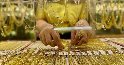 Cơn sốt từ "phố vàng" Trần Nhân Tông, Cầu Giấy cho đến Phố Wall: Điều gì khiến nơi nơi đẩy mạnh tích trữ?