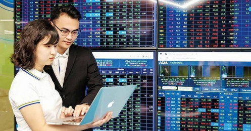 VN-Index giảm sâu hơn 70 điểm từ đỉnh, nhà đầu tư có nên "xuống tiền" bắt đáy?