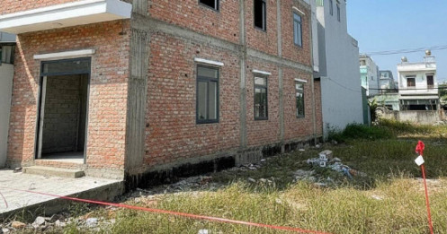 Tôi phải đập bỏ nhà mới xây 700 triệu vì lấn đất hàng xóm 11 cm