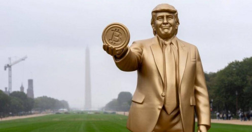 Nhà đầu tư tiền số dựng tượng vàng ông Trump cầm Bitcoin