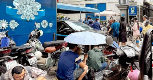 Người dân chen chân xếp hàng mua vàng