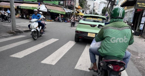 Chạy chục km chỉ nhận được hơn 20.000 đồng, nhiều tài xế Grab than khổ, muốn bỏ nghề