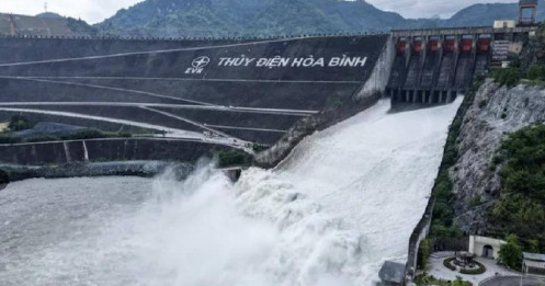 Nước lũ về ồ ạt, 19 hồ thủy điện phải mở cửa xả