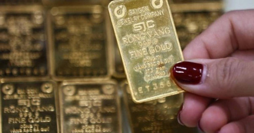 Giá vàng thế giới dựng đứng