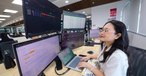 Dòng tiền từng cuồn cuộn vào chứng khoán, giờ chảy về đâu?