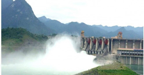 Sáng nay, 2 hồ thủy điện lớn nhất nhì miền Bắc mở thêm cửa xả đáy