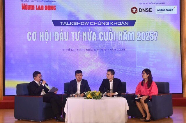 Tiền ồ ạt chảy vào chứng khoán, mua cổ phiếu nào "đón sóng" 1.500 điểm?