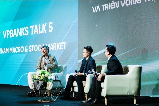 Tiền ồ ạt chảy vào chứng khoán, mua cổ phiếu nào "đón sóng" 1.500 điểm?