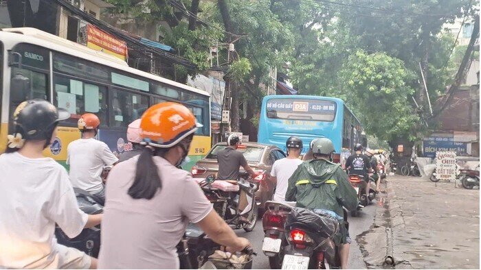 Người dân sống trong Vành đai 1 Hà Nội nói gì về cấm xe máy chạy xăng?