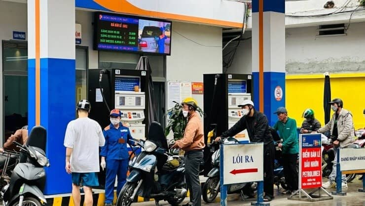 Lo đóng cửa cây xăng khi Hà Nội cấm xe máy trong vành đai 1