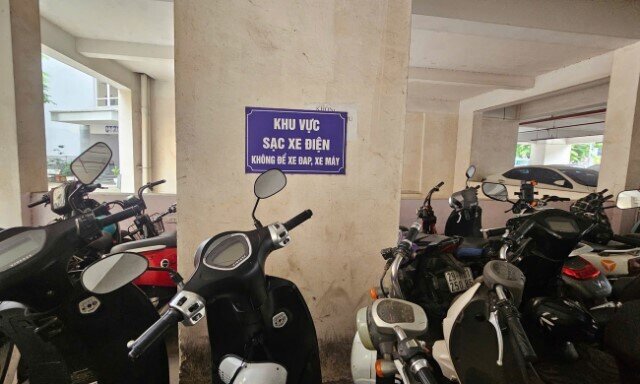 Hà Nội cấm xe máy xăng từ vành đai 1: Dân chung cư sạc xe điện ở đâu?