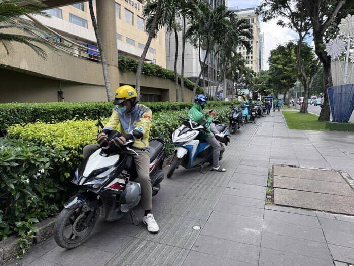 Tài xế công nghệ lo khó chuyển đổi xe máy xăng sang xe điện