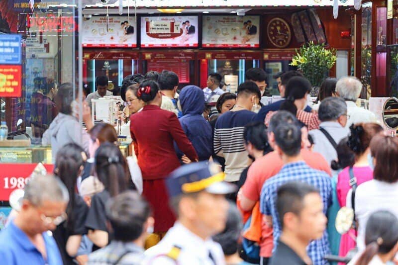 Giá vàng tăng giảm khó lường: “Tôi từng phá sản và trắng tay vì bước vào vòng xoáy của vàng”