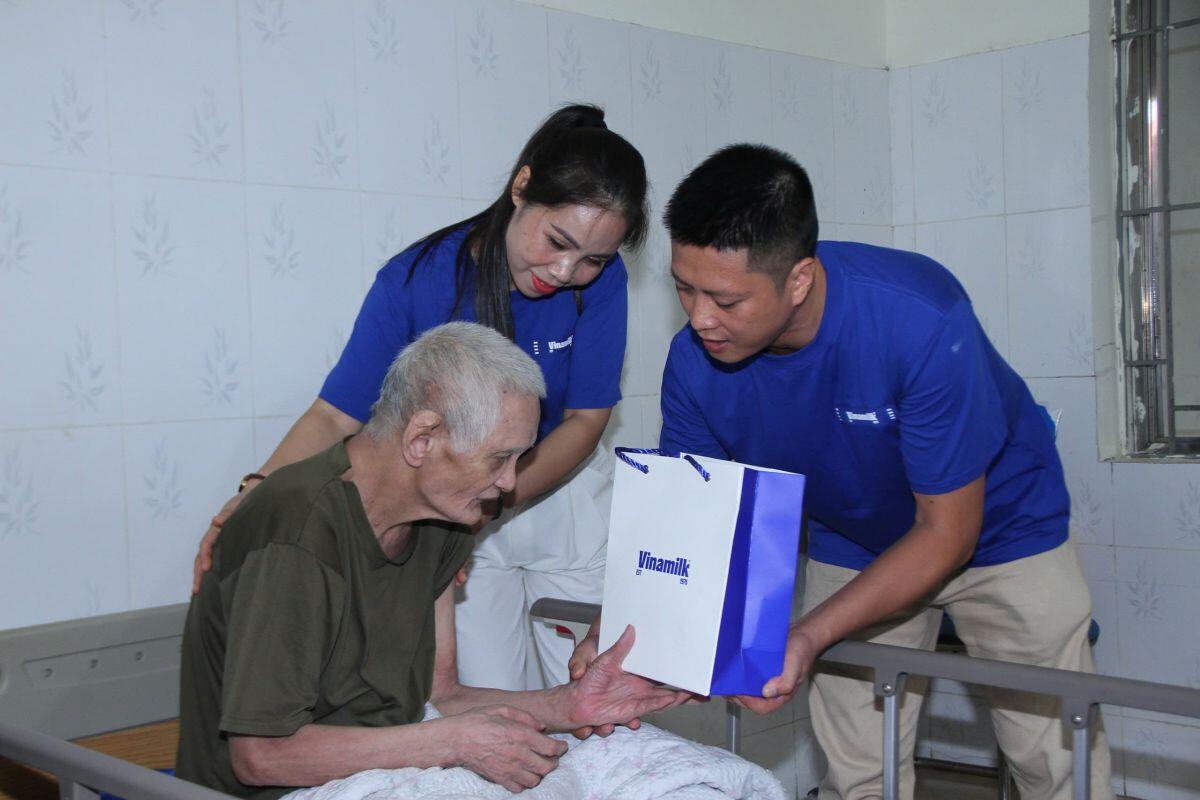 Vinamilk "viết tiếp câu chuyện hòa bình" bằng tranh và hành động