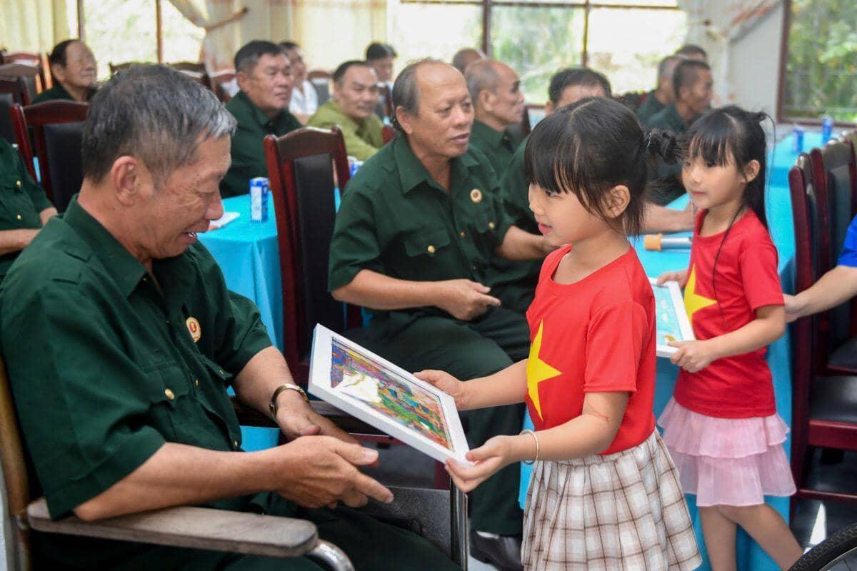 Vinamilk "viết tiếp câu chuyện hòa bình" bằng tranh và hành động