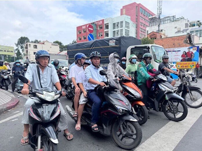 VAMM: Cần 2-3 năm để đổi xe xăng sang xe điện
