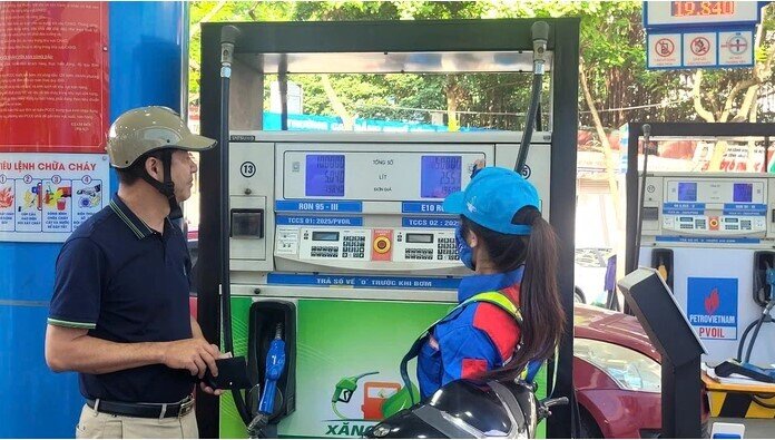 Xăng E10 xuất hiện, nhiều người mua ngay trong giờ đầu mở bán