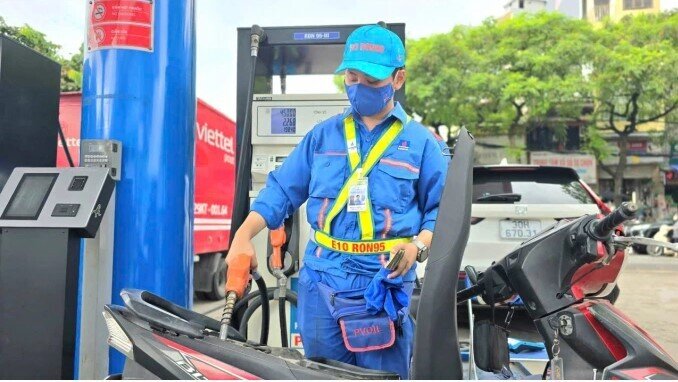 Người mua dè dặt trong ngày đầu thí điểm bán xăng E10