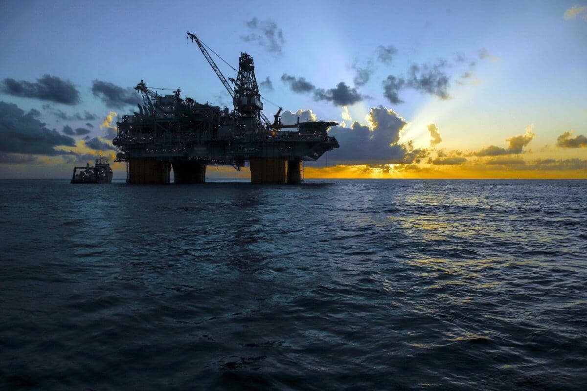 Giá dầu cắm đầu giảm sau khi OPEC+ tăng sản lượng