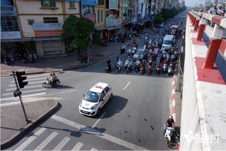 Dừng đèn đỏ trong bóng râm tránh nắng nóng, cẩn thận bị phạt tiền triệu như chơi