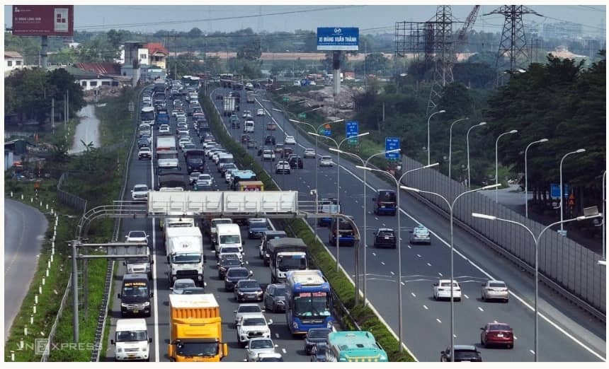 Vì sao cấm xe tải, xe khách đi vào làn sát dải phân cách giữa?
