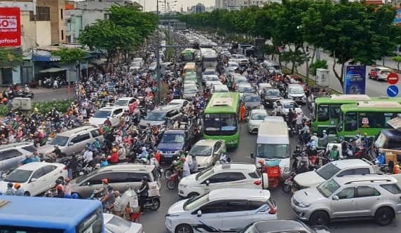 Lo ngại ùn tắc vì 'né' vùng cấm xe xăng ở Hà Nội, TP HCM