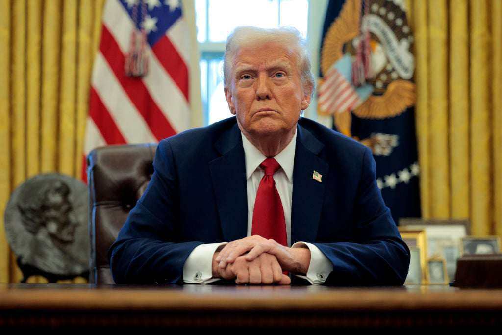 Ông Trump bất ngờ hoãn tăng thuế Trung Quốc vì dầu Nga