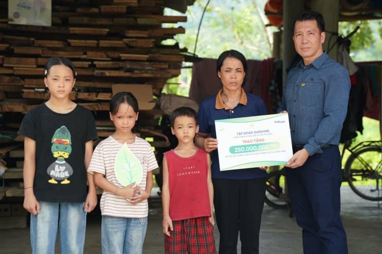 Hành trình “Cặp lá yêu thương”: Sunshine Group mang 2 ngôi nhà và học bổng đến những “lá chưa lành”
