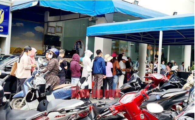 Khó mua vàng miếng SJC, nhiều người xếp hàng mua vàng nhẫn ở TP HCM