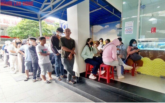 Khó mua vàng miếng SJC, nhiều người xếp hàng mua vàng nhẫn ở TP HCM
