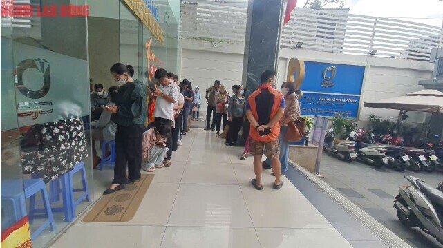 Khó mua vàng miếng SJC, nhiều người xếp hàng mua vàng nhẫn ở TP HCM