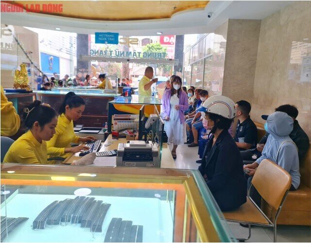 Khó mua vàng miếng SJC, nhiều người xếp hàng mua vàng nhẫn ở TP HCM
